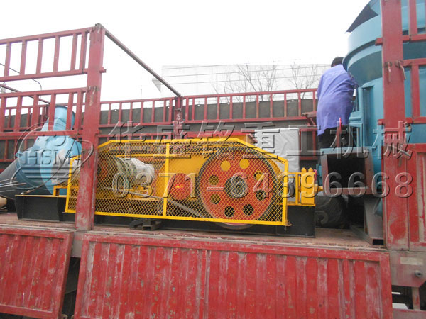 單電機(jī)對(duì)輥破碎機(jī)發(fā)貨現(xiàn)場2.jpg