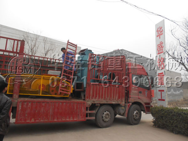 單電機(jī)對(duì)輥破碎機(jī)發(fā)貨現(xiàn)場3.jpg